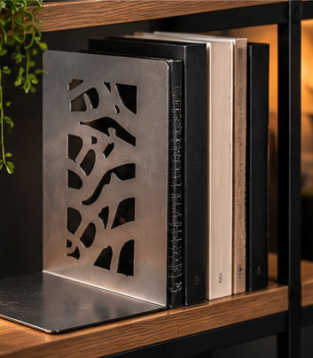 Metal Dizayn – Dekoratif Lazer Kesim Metal Kitap Tutucu | Modern Masaüstü ve Kitaplık Düzenleyici